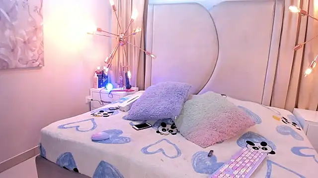 zoe taylorr1 online show from November 28, 11:46 am