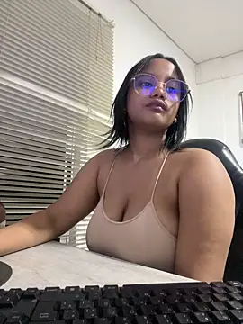 Snapshot of my_cam chatting on March 5, 1:21 am my cam online show from March 5, 1:21 am