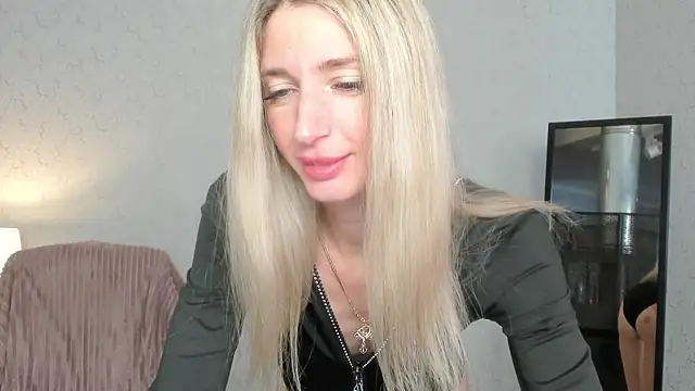 skinnyladyy online show from March 12, 5:24 am