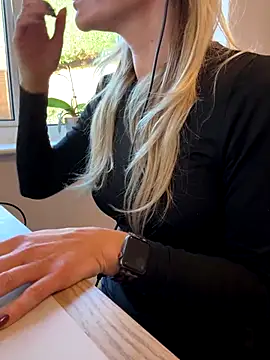 Phoebe Lily online show from November 24, 9:42 am