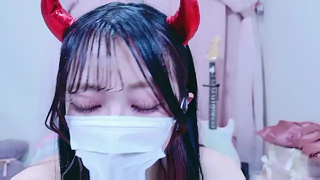 Snapshot of Megu-mimi chatting on December 5, 1:42 pm Megu-mimi online show from December 5, 1:42 pm