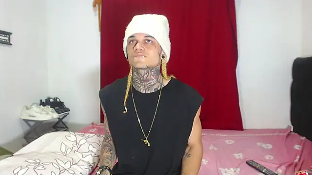 Snapshot of hot_man05 chatting on January 30, 2:06 am hot man05 online show from January 30, 2:06 am