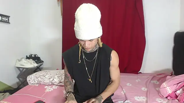 Snapshot of hot_man05 chatting on January 31, 1:01 am hot man05 online show from January 31, 1:01 am