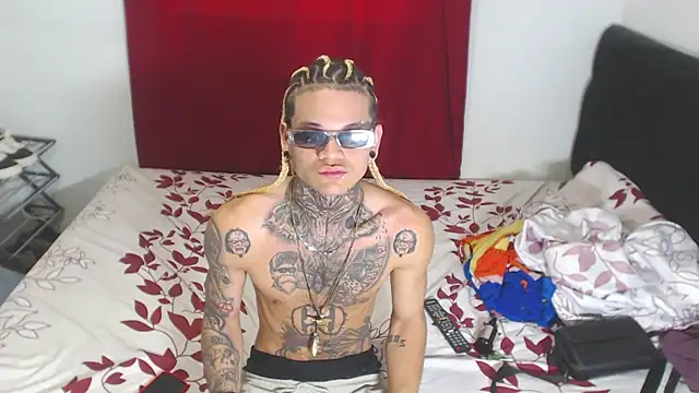 Snapshot of hot_man05 chatting on February 3, 3:17 pm hot man05 online show from February 3, 3:17 pm