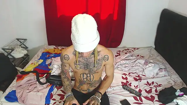 Snapshot of hot_man05 chatting on February 9, 7:09 pm hot man05 online show from February 9, 7:09 pm