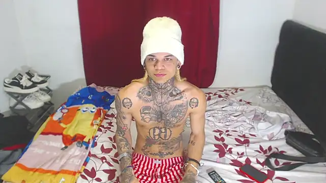 Snapshot of hot_man05 chatting on February 11, 6:08 am hot man05 online show from February 11, 6:08 am