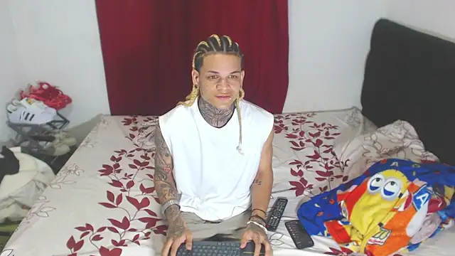 Snapshot of hot_man05 chatting on February 18, 11:30 pm hot man05 online show from February 18, 11:30 pm