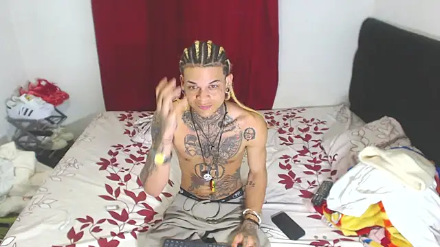 Snapshot of hot_man05 chatting on February 19, 2:33 am hot man05 online show from February 19, 2:33 am