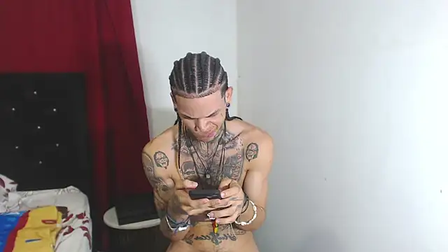 Snapshot of hot_man05 chatting on February 22, 3:23 am hot man05 online show from February 22, 3:23 am