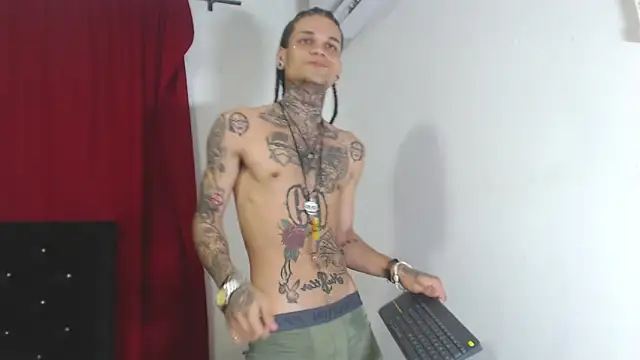 Snapshot of hot_man05 chatting on February 24, 12:52 am hot man05 online show from February 24, 12:52 am