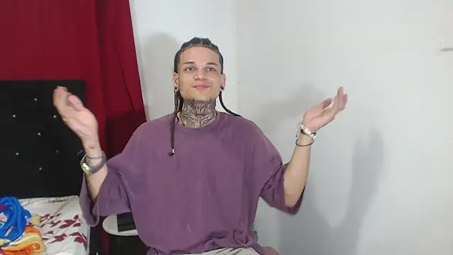 Snapshot of hot_man05 chatting on March 3, 1:31 am hot man05 online show from March 3, 1:31 am