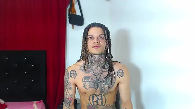 Snapshot of hot_man05 chatting on March 18, 5:09 am hot man05 online show from March 18, 5:09 am