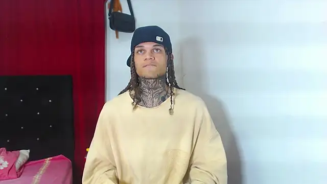 Snapshot of hot_man05 chatting on March 19, 2:27 am hot man05 online show from March 19, 2:27 am