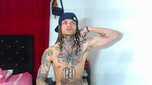 Snapshot of hot_man05 chatting on March 19, 5:30 am hot man05 online show from March 19, 5:30 am