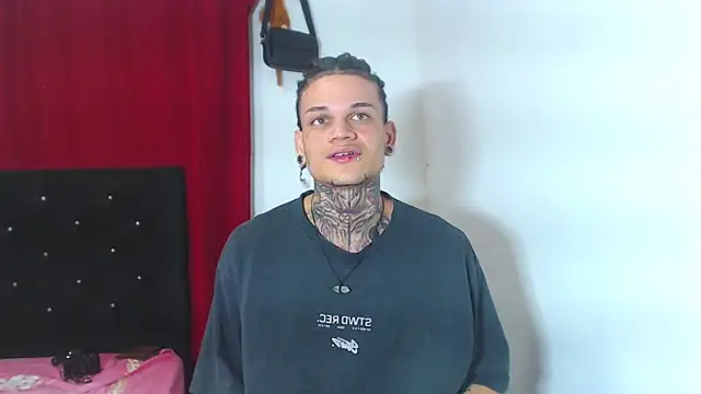 Snapshot of hot_man05 chatting on March 20, 3:13 am hot man05 online show from March 20, 3:13 am