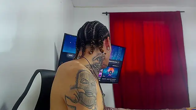 Snapshot of hot_man05 chatting on October 24, 7:21 pm hot man05 online show from October 24, 7:21 pm