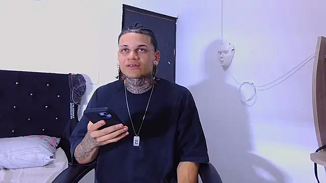 Snapshot of hot_man05 chatting on November 14, 5:39 am hot man05 online show from November 14, 5:39 am