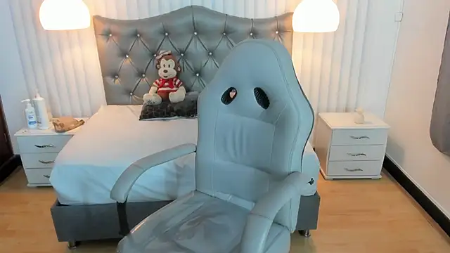 Snapshot of mia_vanucci1 chatting on March 4, 7:08 am mia vanucci1 online show from March 4, 7:08 am