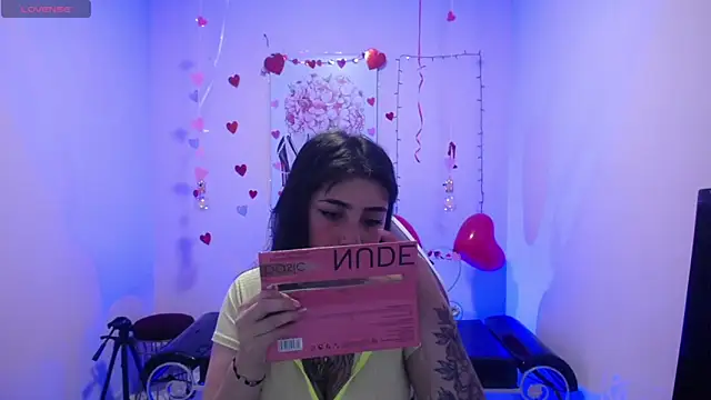 Snapshot of Adri_Gomez_ chatting on February 24, 3:23 am Adri Gomez online show from February 24, 3:23 am