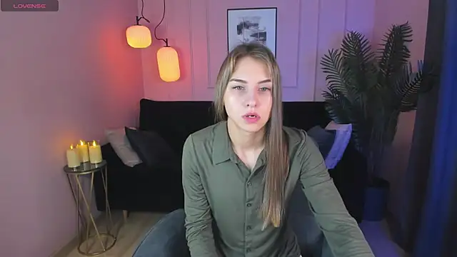 Snapshot of CharmBianca chatting on February 20, 5:23 am CharmBianca online show from February 20, 5:23 am