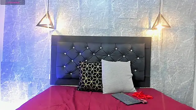 Snapshot of emberhodson chatting on November 11, 11:21 am emberhodson online show from November 11, 11:21 am