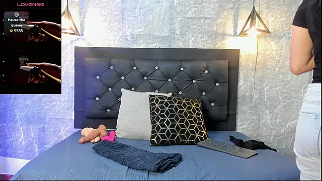 Snapshot of emberhodson chatting on November 21, 11:20 am emberhodson online show from November 21, 11:20 am