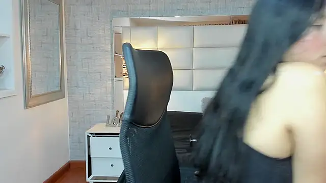 Nohemi louse online show from October 4, 7:01 pm