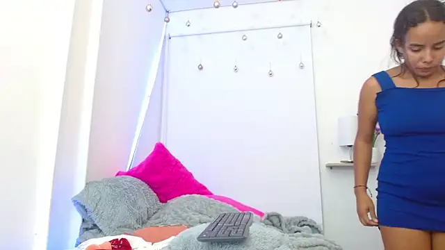 Roxy Stonee online show from March 18, 4:47 am