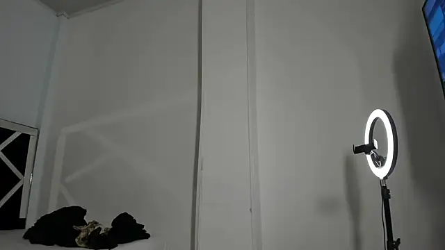 Annyrosee online show from February 8, 10:40 pm