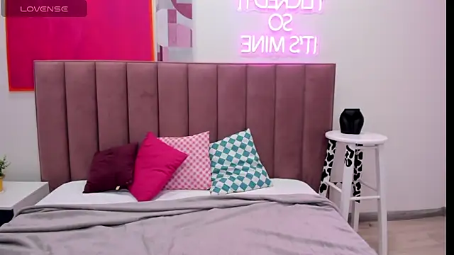 Snapshot of TessaAdorable chatting on November 19, 1:27 am TessaAdorable online show from November 19, 1:27 am