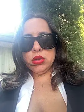 Snapshot of laarti chatting on October 14, 11:00 am laarti online show from October 14, 11:00 am