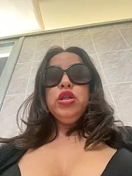 Snapshot of laarti chatting on October 18, 10:27 am laarti online show from October 18, 10:27 am