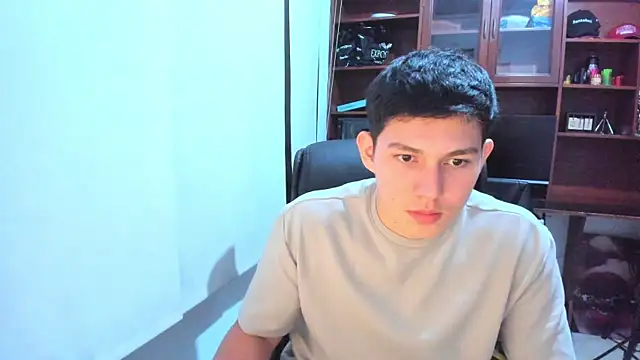 Snapshot of JamesCr_ chatting on February 5, 4:06 am JamesCr online show from February 5, 4:06 am