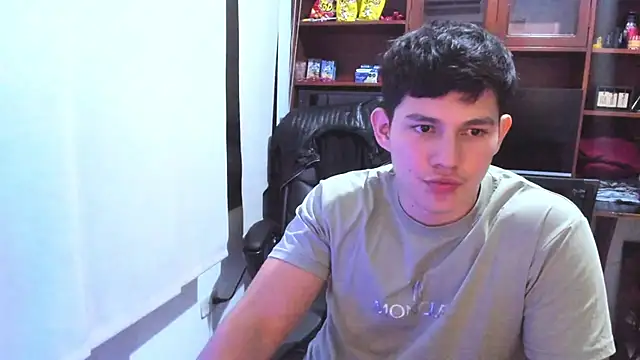 Snapshot of JamesCr_ chatting on February 7, 7:18 am JamesCr online show from February 7, 7:18 am