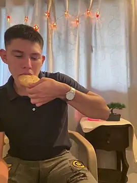 Snapshot of JamesCr_ chatting on February 11, 11:43 am JamesCr online show from February 11, 11:43 am