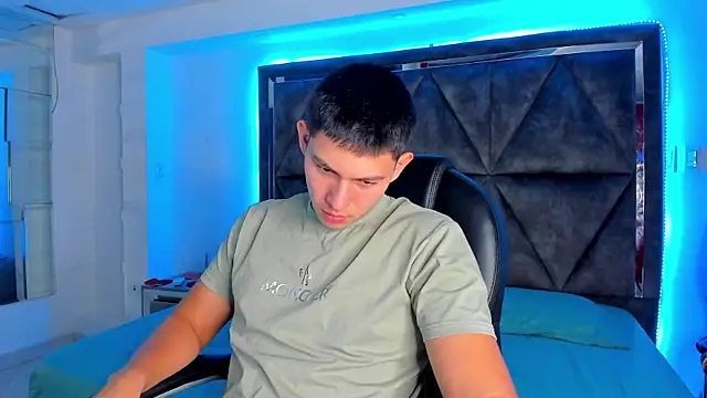 Snapshot of JamesCr_ chatting on February 17, 1:10 pm JamesCr online show from February 17, 1:10 pm