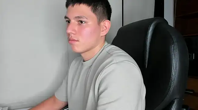 Snapshot of JamesCr_ chatting on February 21, 11:54 pm JamesCr online show from February 21, 11:54 pm