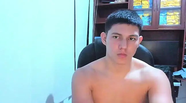 Snapshot of JamesCr_ chatting on February 24, 10:25 pm JamesCr online show from February 24, 10:25 pm