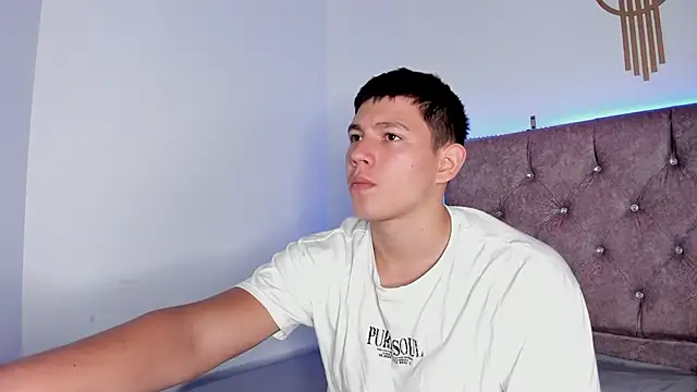 Snapshot of JamesCr_ chatting on February 25, 1:39 pm JamesCr online show from February 25, 1:39 pm