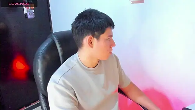 Snapshot of JamesCr_ chatting on March 22, 7:47 am JamesCr online show from March 22, 7:47 am