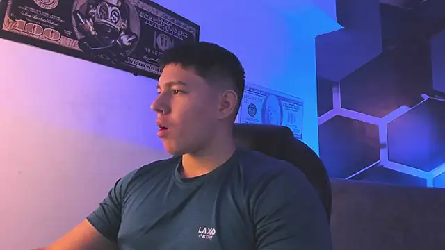 Snapshot of JamesCr_ chatting on September 13, 2:55 am JamesCr online show from September 13, 2:55 am