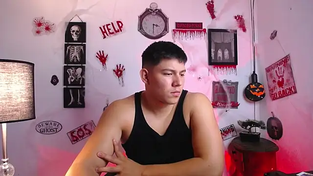 Snapshot of JamesCr_ chatting on October 28, 11:18 pm JamesCr online show from October 28, 11:18 pm