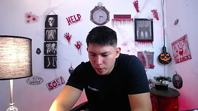 Snapshot of JamesCr_ chatting on October 29, 11:23 am JamesCr online show from October 29, 11:23 am