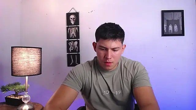 Snapshot of JamesCr_ chatting on November 5, 12:43 am JamesCr online show from November 5, 12:43 am