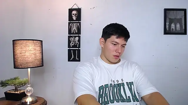 Snapshot of JamesCr_ chatting on November 21, 4:33 am JamesCr online show from November 21, 4:33 am