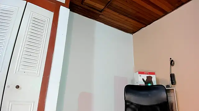 Snapshot of Violetta_0 chatting on October 20, 2:17 pm Violetta 0 online show from October 20, 2:17 pm