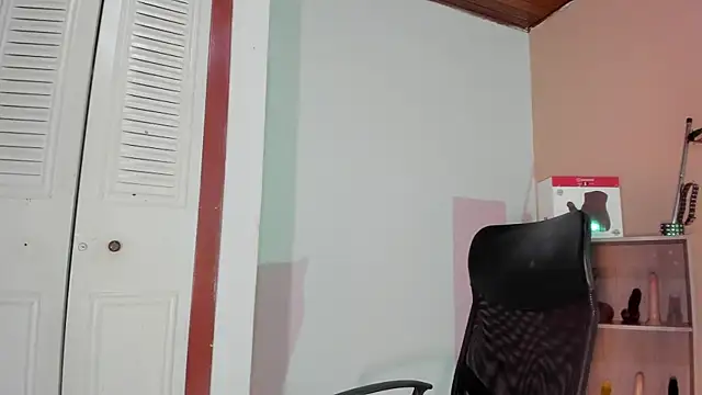 Snapshot of Violetta_0 chatting on November 8, 1:33 pm Violetta 0 online show from November 8, 1:33 pm