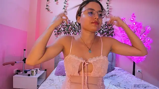 Snapshot of littletammy4u_ chatting on September 22, 1:35 pm littletammy4u online show from September 22, 1:35 pm