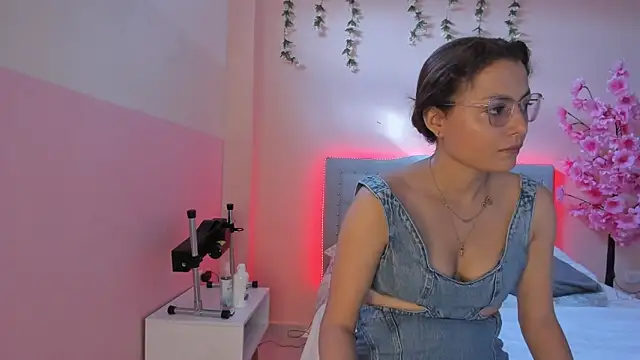 Snapshot of littletammy4u_ chatting on October 3, 12:35 pm littletammy4u online show from October 3, 12:35 pm