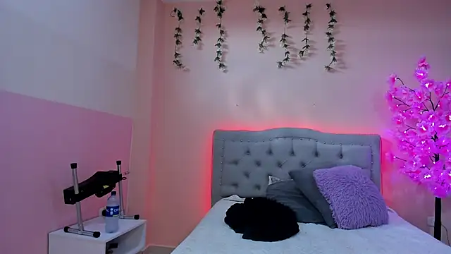 Snapshot of littletammy4u_ chatting on October 6, 12:24 pm littletammy4u online show from October 6, 12:24 pm